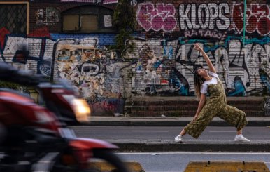 Mujer haciendo ejercicios de meditación en un espacio de Bogotá