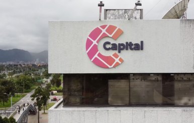 Logo de Capital Sistema de Comunicación Pública en la fachada del edificio principal