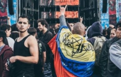 Hombre de espaldas con la bandera de Colombia durante un festival de Rock