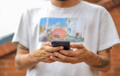 Hombre con un celular en la mano
