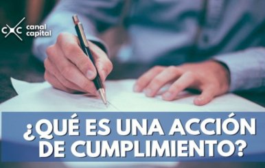 Persona escribiendo una Acción de cumplimiento