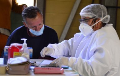 Personal médico hablando con un ciudadano por la vacunación contra covid-19