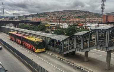Bus de TransMilenio frente a una estación de la troncal Soacha
