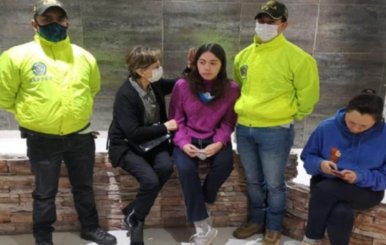 Familia se reúne con una menor desaparecida mientras la custodian dos policías