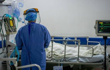 Personal médico frente a una cama UCI en Bogotá