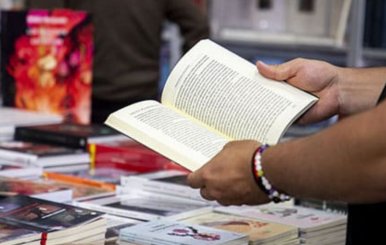 Persona con un libro en las manos en la Feria del Libro