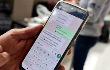 Celular con un chat de Chatico