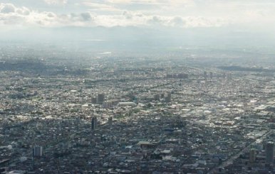 Imagen panorámica de Bogotá con una gran nube gris de contaminación de aire
