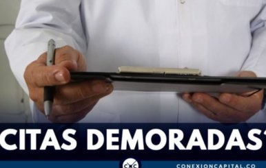 Hombre con tableta asignando una cita con la EPS