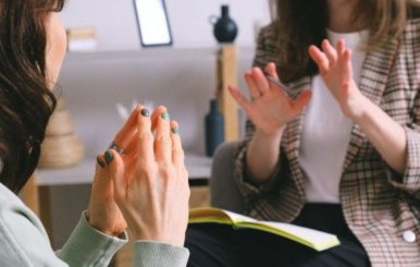 Dos mujeres conversando sobre salud mental