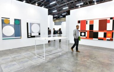 Hombre camina por los pasillos de una de las ediciones de la Feria ARTBO