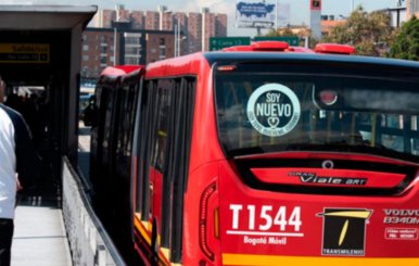 Vista posterior de un bus de TransMilenio