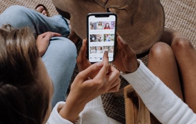 Dos personas mirando redes sociales en campaña política