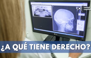 Mujer viendo una radiografía maxilar