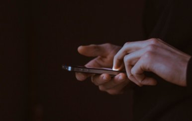 Persona con celular en la mano. 