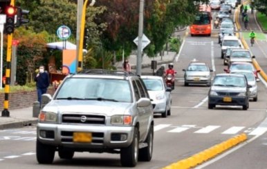 Vía de Bogotá con vehículos en tránsito