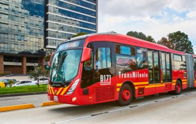 TransMilenio transitando por una de las vías de Bogotá