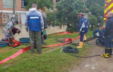 Funcionarios del Acueducto atendiendo las inundaciones de San Diego, en Bosa