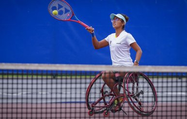 Deportista en silla de ruedas practicando tenis