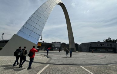 Imagen del arco en la entrada de Corferias en el marco de la Feria Internacional del Libro de Bogotá