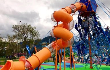 Juego de tobogán en un parque público de Bogotá