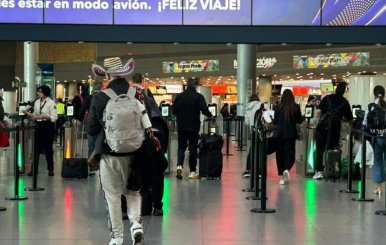 Personas haciendo fila en una de las taquillas del aeropuerto El Dorado