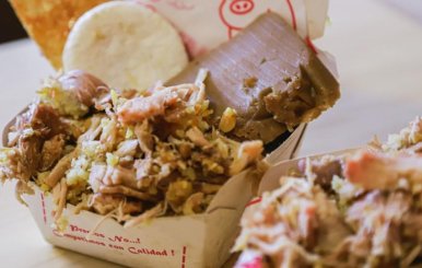 Imagen de un plato de lechona que participa en el Lechona Fest