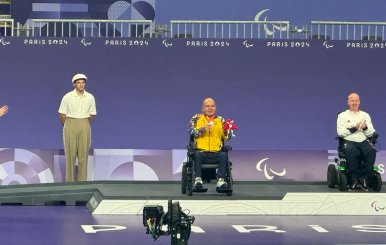Edilson Chica recibiendo la medalla de plata en la premiación de los Juegos Paralímpicos París 2024