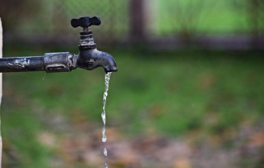 Una llave de agua con fuga