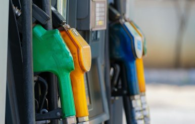 Mangueras para el llenado de gasolina en una estación de servicio