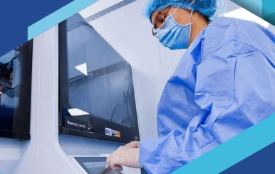 Personal médico leyendo un informe en un laboratorio. 