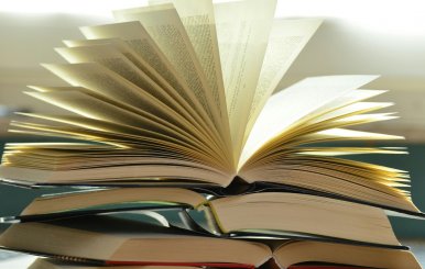 Pila de libros sobre una mesa