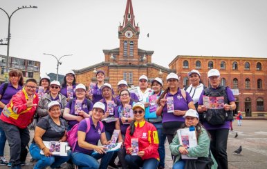 Mujeres en la Plaza Principal de San Cristóbal después de una actividad sobre políticas públicas y género