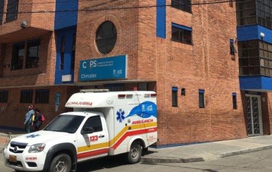 Imagen de una ambulancia estacionada frente a un CAPS