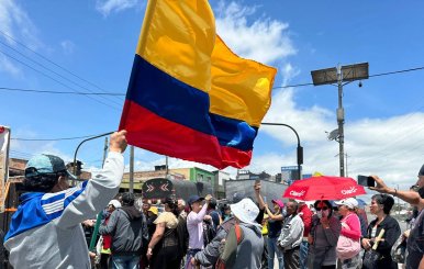 Bandera de Colombia ondeada durante una protesta en las calles de Soacha