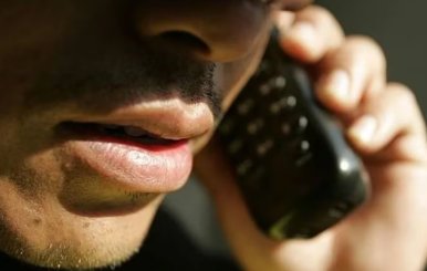 Hombre llamando por un celular para hacer una extorsión