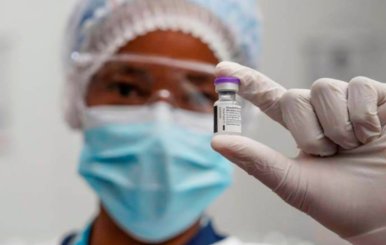 Personal médico sostiene un tarro de la vacuna contra covid-19