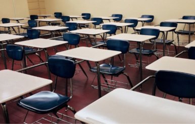 Pupitres en un salón de clases