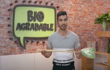 escoba con material reciclable