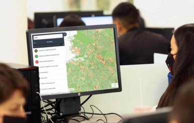 Persona mirando un computador con la aplicación de Mapas Bogotá