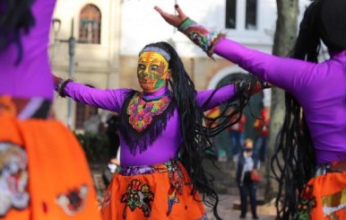 Mujeres del programa Estímulos en una presentación artística  