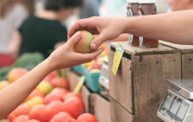 Persona recibiendo una fruta