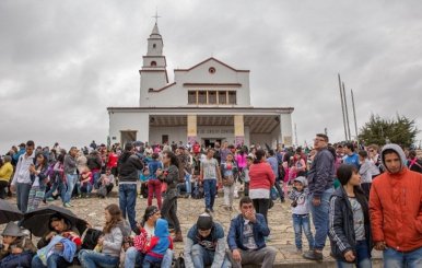 Personas frente una iglesia 