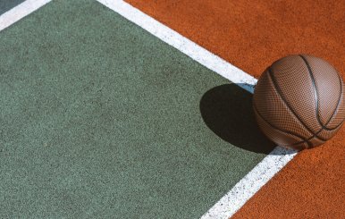 Balón de baloncesto en la esquina de una cancha