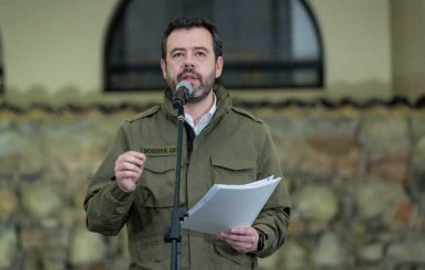 Alcalde Carlos Fernando Galán, dando un discurso referente al metro.
