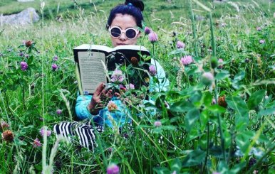 Lala Ocampo leyendo en medio de plantas 