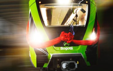 Parte frontal de un vagón verde que representaría el Metro de Bogotá