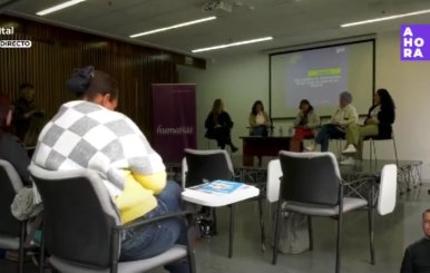 Reunión de mujeres durante una actividad política