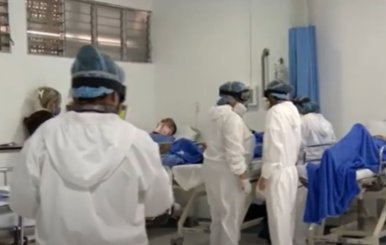 Personal médico en un consultorio