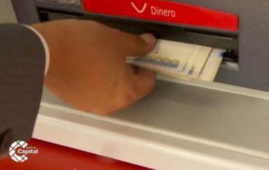 Hombre retirando dinero de un cajero automático